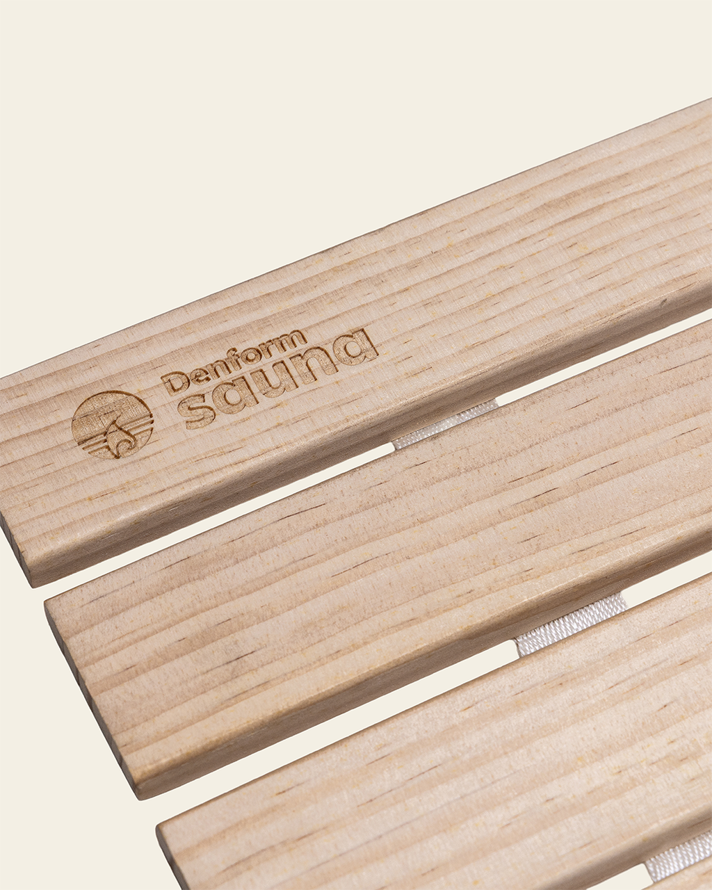 Bastumatta i ljust trä