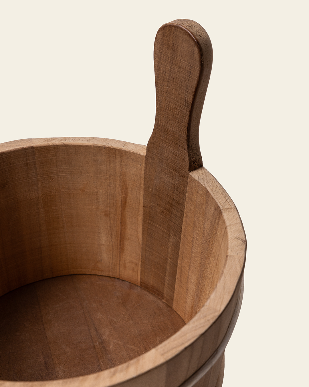 Traditionell bastuhink i termoträ