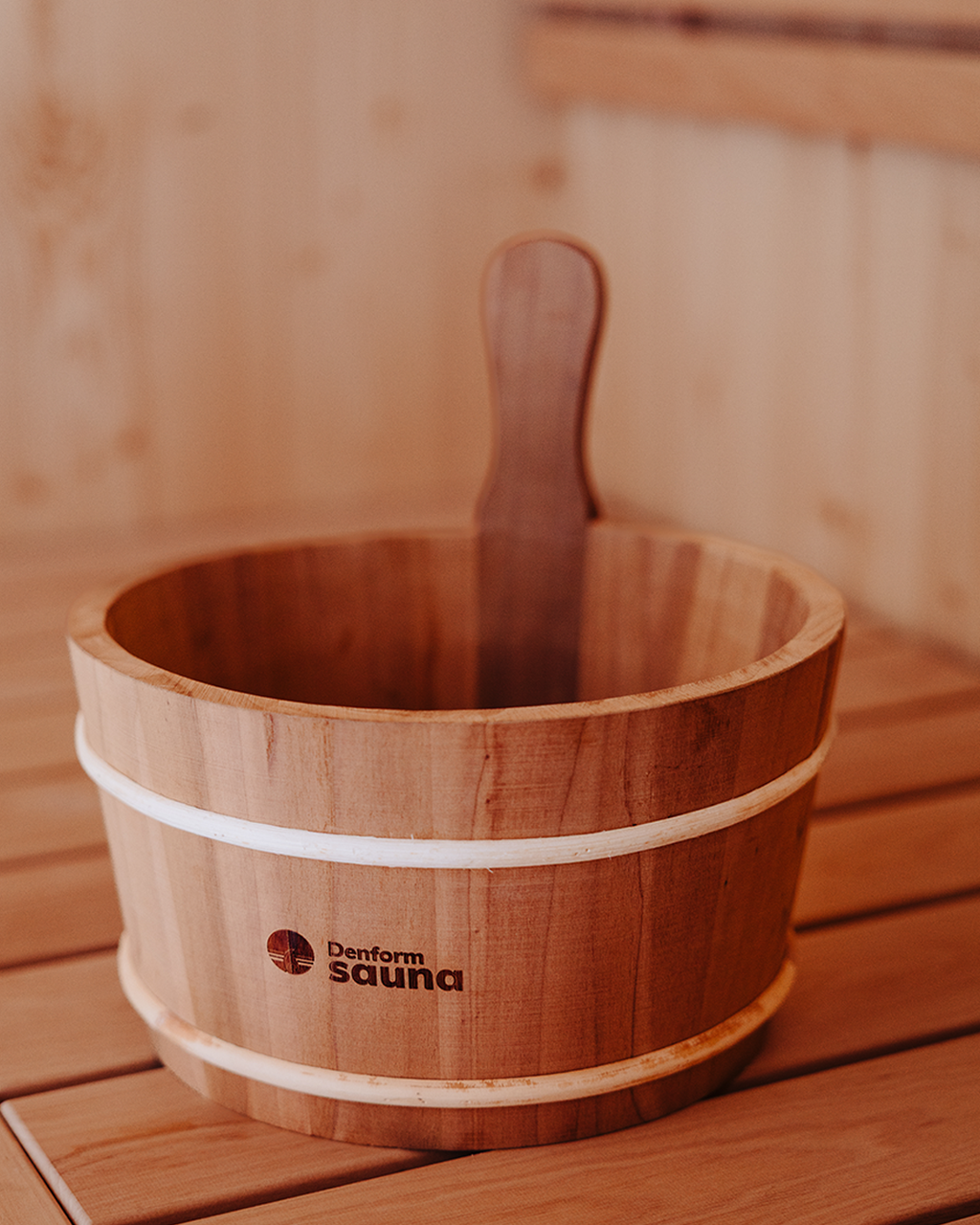 Traditionell bastuhink i termoträ