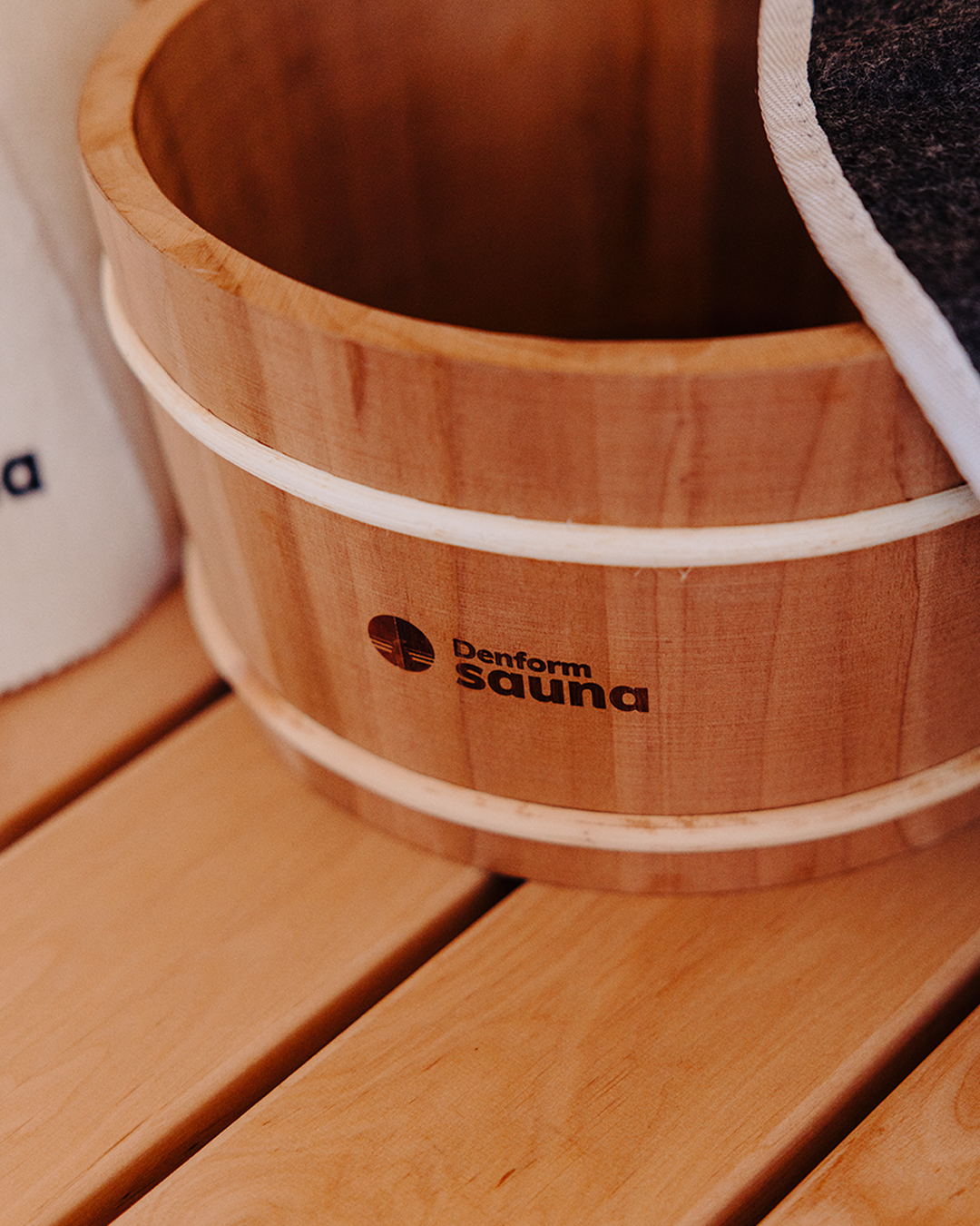 Traditionell bastuhink i termoträ